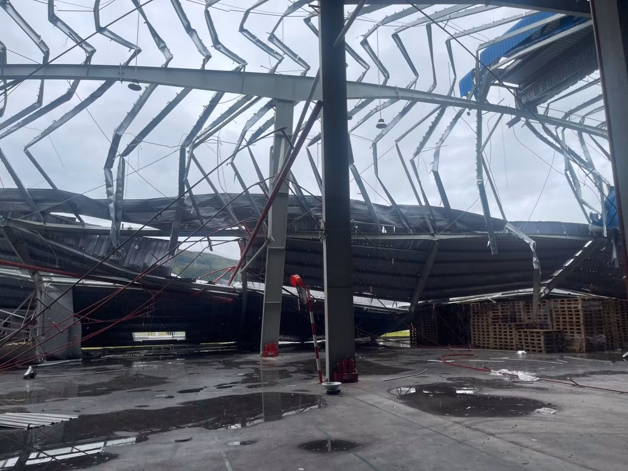 Bão Yagi khiến nhiều cơ sở kinh tế, nhà máy, xí nghiệp "hoang tàn".