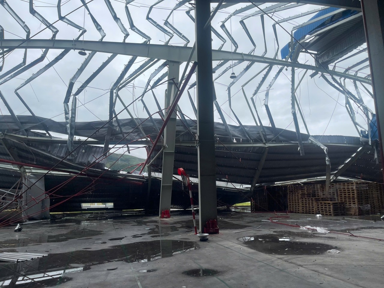 Bão Yagi khiến nhiều cơ sở kinh tế, nhà máy, xí nghiệp "hoang tàn". Bão Yagi khiến nhiều cơ sở kinh tế, nhà máy, xí nghiệp "hoang tàn".