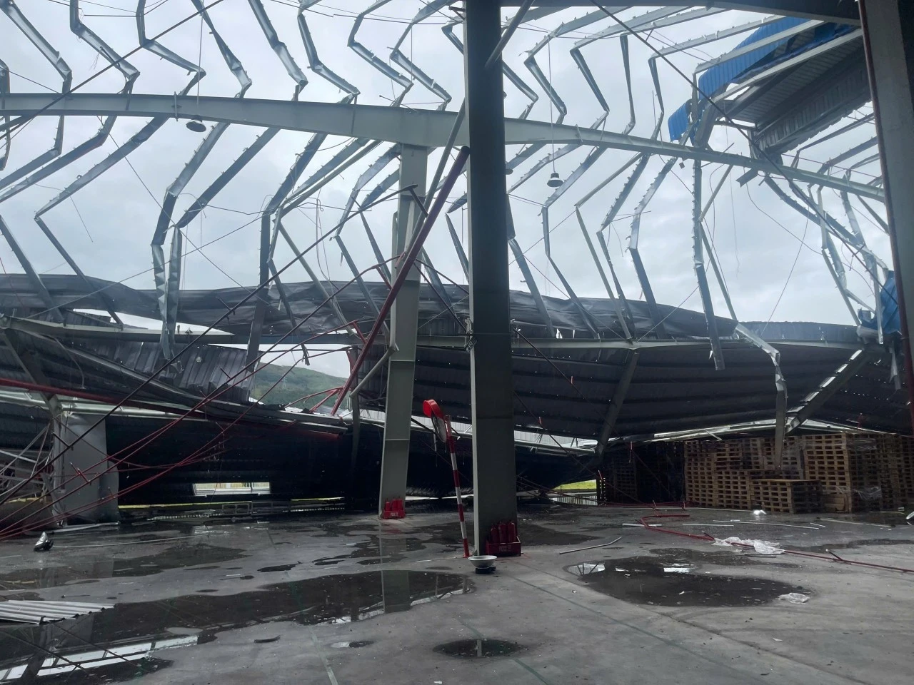 Bão Yagi khiến nhiều cơ sở kinh tế, nhà máy, xí nghiệp "hoang tàn".