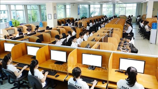 Công ty DIGI-TEXX (100% vốn đầu tư từ Đức) chuyên về lĩnh vực công nghệ thông tin tại Công viên phần mềm Quang Trung (Thành phố Hồ Chí Minh).