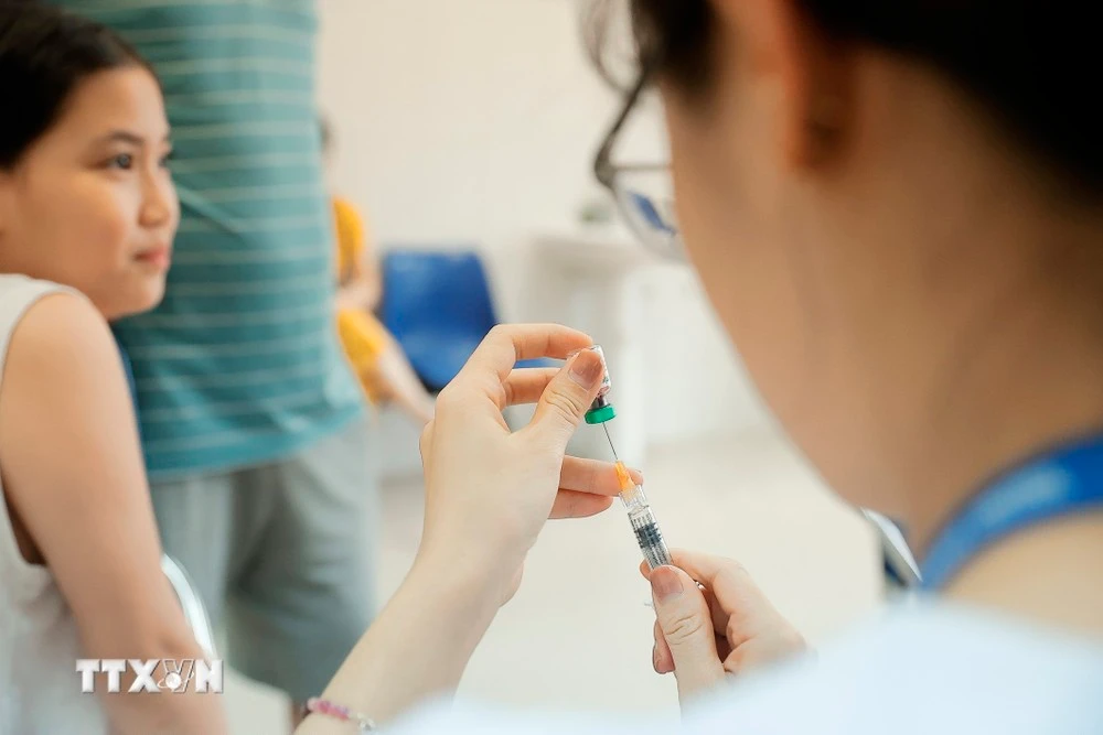 Tiêm vaccine phòng bệnh cho trẻ.