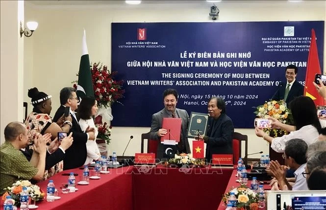 Lễ ký Biên bản ghi nhớ hợp tác giữa Hội Nhà văn Việt Nam và Viện Văn học Pakistan.