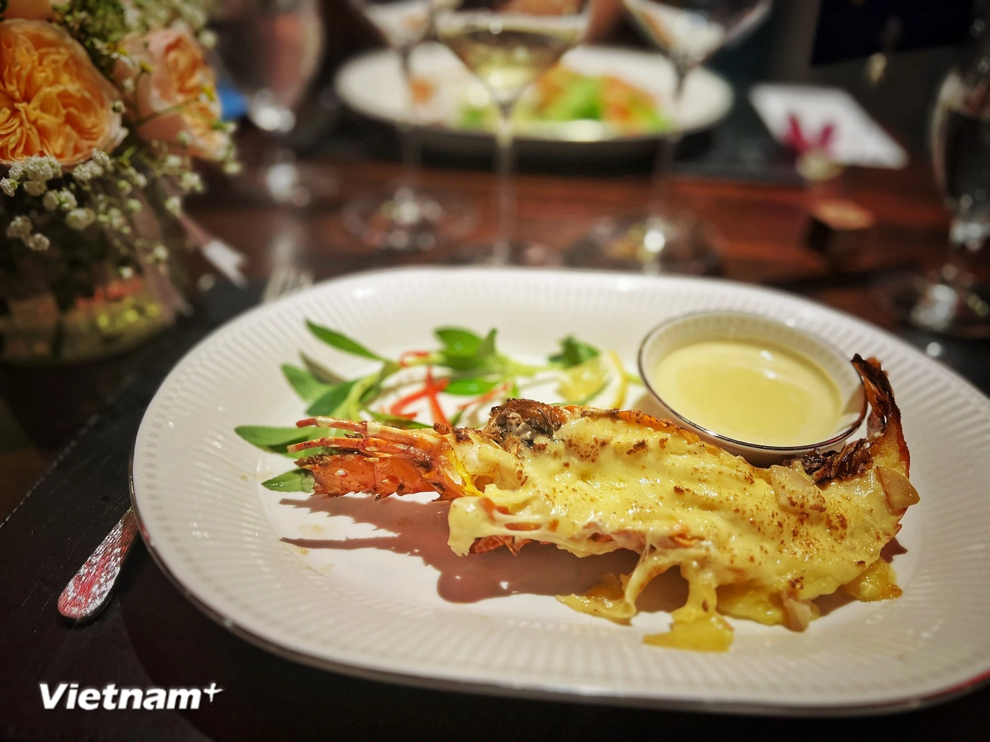 Du khách trải nghiệm ẩm thực trên du thuyền Heritage Cruises Bình Chuẩn.