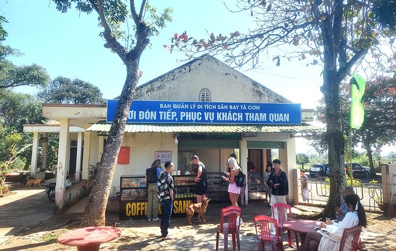 Khách du lịch trong và ngoài nước tham quan sân bay Tà Cơn, tỉnh Quảng Trị. Khách du lịch trong và ngoài nước tham quan sân bay Tà Cơn, tỉnh Quảng Trị.