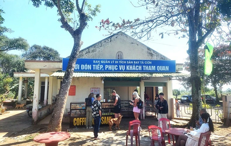 Khách du lịch trong và ngoài nước tham quan sân bay Tà Cơn, tỉnh Quảng Trị.