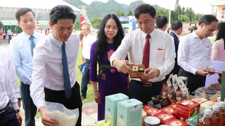 Chuyển đổi số và thương mại điện tử là hai trụ cột tương hỗ, thúc đẩy mở rộng không gian phát triển kinh tế vùng trong kỷ nguyên số. Chuyển đổi số và thương mại điện tử là hai trụ cột tương hỗ, thúc đẩy mở rộng không gian phát triển kinh tế vùng trong kỷ nguyên số.