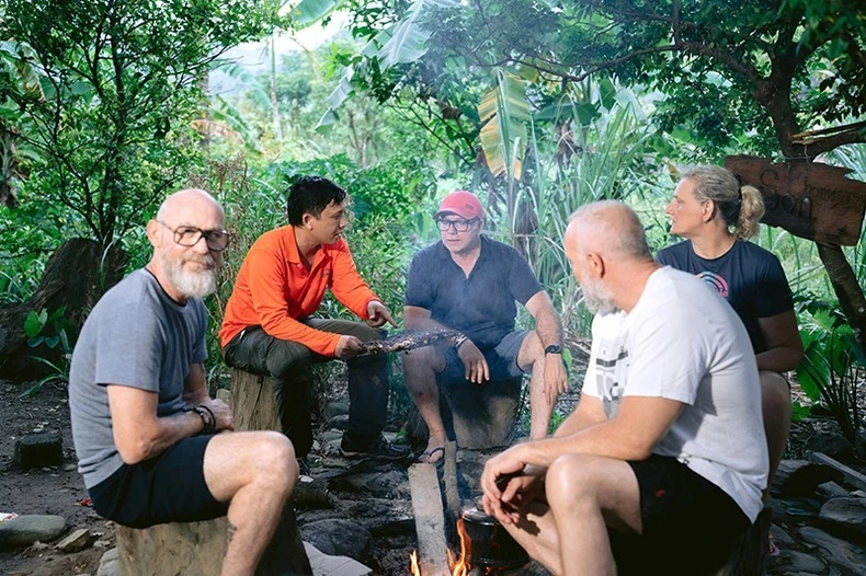 Khách nước ngoài trải nghiệm du lịch cộng đồng ở phía tây huyện Lệ Thủy, tỉnh Quảng Bình.