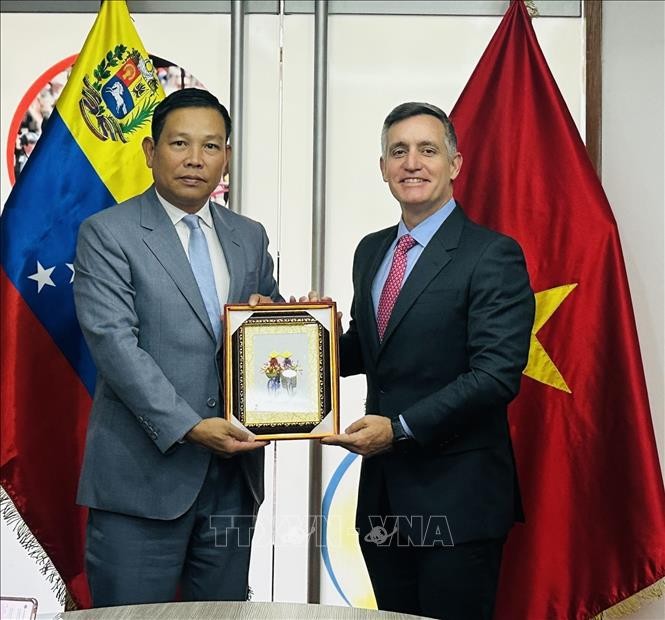 Đại sứ Vũ Trung Mỹ tặng quà lưu niệm cho Bộ trưởng Franklin Cardillo. Đại sứ Vũ Trung Mỹ tặng quà lưu niệm cho Bộ trưởng Franklin Cardillo.