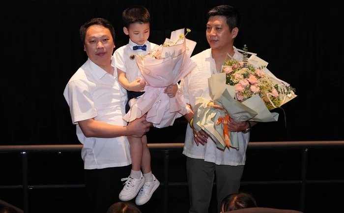 Ông Nguyễn Huy Dũng (bìa trái) - Chủ tịch UBND tỉnh Thái Nguyên - tặng hoa tri ân gia đình NSND Ngô Mạnh Lân.