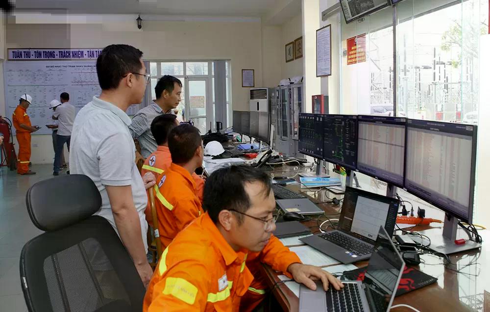 Truyền tải điện đã ứng trực 24/24 để theo dõi vận hành hệ thống điện truyền tải. Truyền tải điện đã ứng trực 24/24 để theo dõi vận hành hệ thống điện truyền tải.