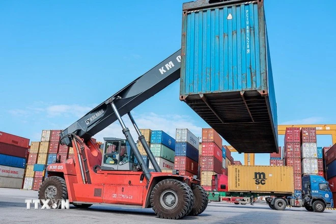 Hoạt động bốc dỡ, giao nhận container tại cảng Nam Đình Vũ.