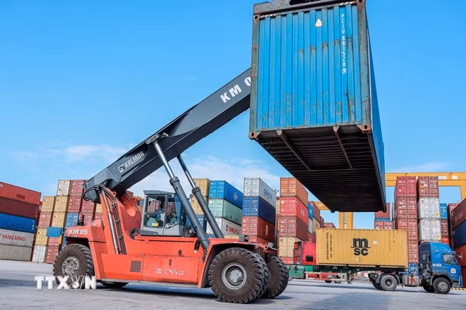 Hoạt động bốc dỡ, giao nhận container tại cảng Nam Đình Vũ.