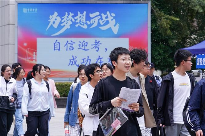 Học sinh tham dự kỳ thi đại học ở tỉnh Giang Tô, Trung Quốc, ngày 7/6/2024. Học sinh tham dự kỳ thi đại học ở tỉnh Giang Tô, Trung Quốc, ngày 7/6/2024.