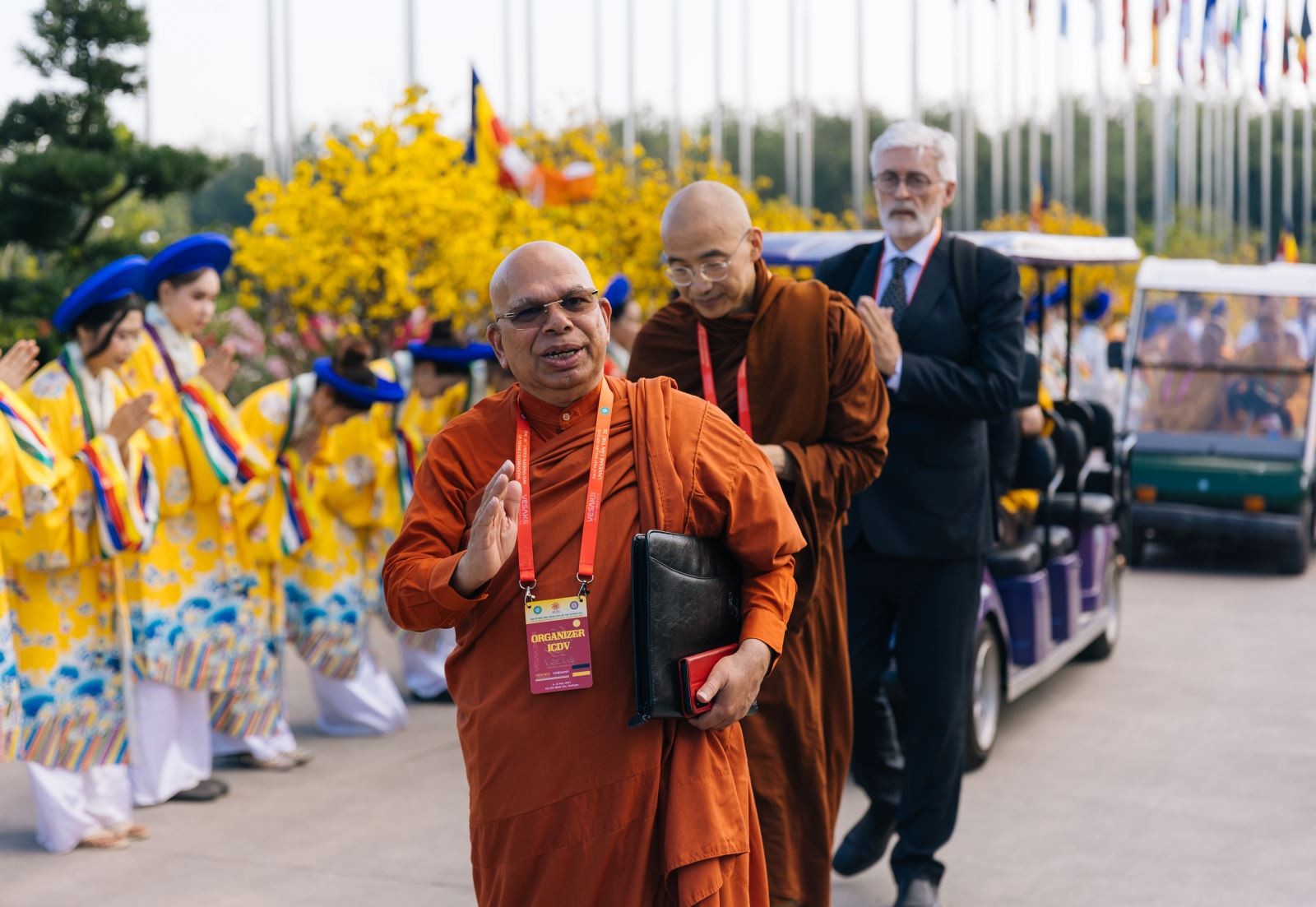 Các đại biểu nước ngoài khá ấn tượng và xúc động khi tham gia Đại lễ Vesak tại Việt Nam. Các đại biểu nước ngoài khá ấn tượng và xúc động khi tham gia Đại lễ Vesak tại Việt Nam.