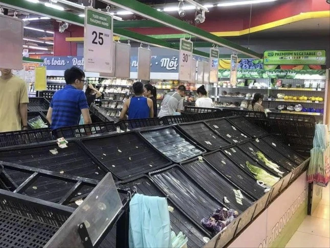 Ngày 11/9, quầy rau tại siêu thị “cháy hàng” trong nhiều thời điểm.