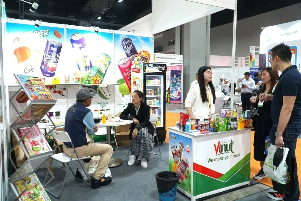 Khách tham quan gian hàng trưng bày sản phẩm nước hoa quả đóng hộp của Công ty Vinut tại Triển lãm Thực phẩm và Đồ uống Malaysia.