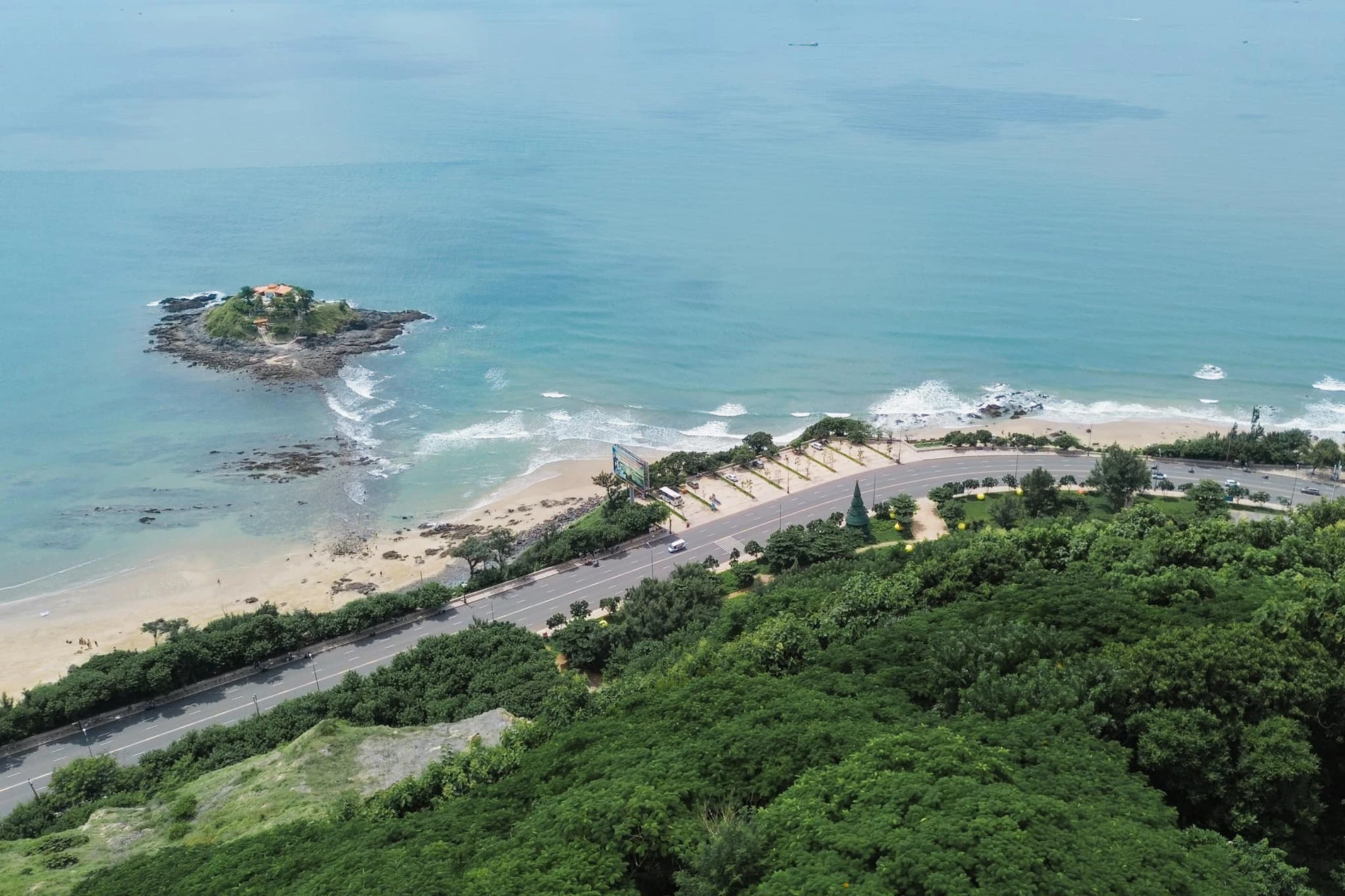 Tượng Chúa Kito Vua tọa lạc trên đỉnh núi Nhỏ. Ảnh: Yến Vi Vu