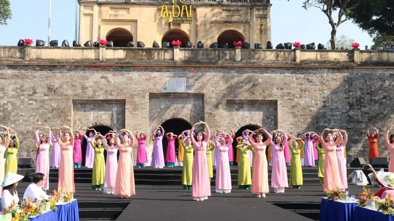 Chương trình đồng diễn dân vũ với áo dài.