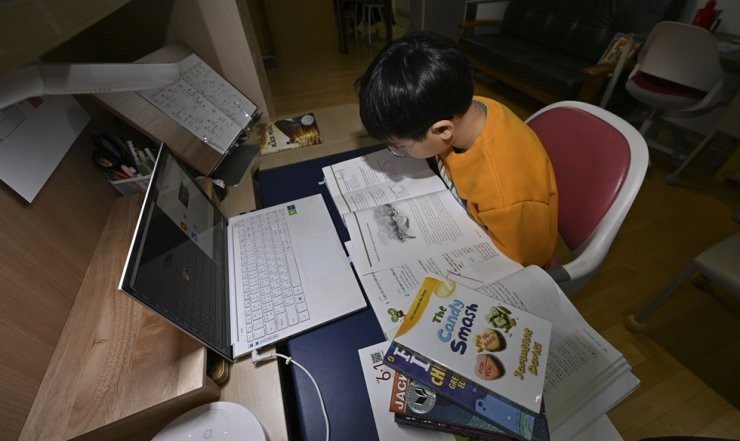 Cậu bé học tiếng Anh tại nhà ở Seoul, Hàn Quốc. Cậu bé học tiếng Anh tại nhà ở Seoul, Hàn Quốc.