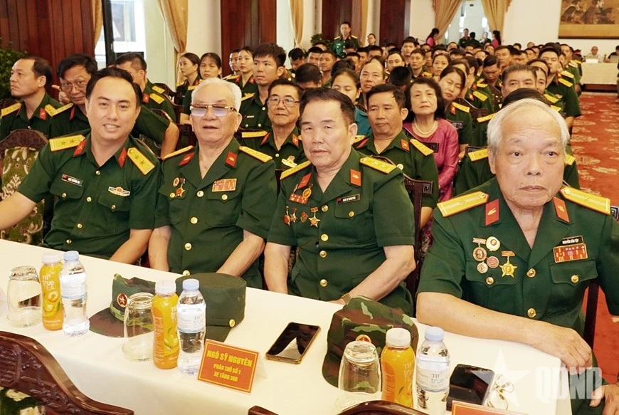 Trung tá Ngô Trường An, Chính ủy Trung đoàn Gia Định (ngoài cùng bên trái) cùng với các nhân chứng của kíp xe tăng 390.