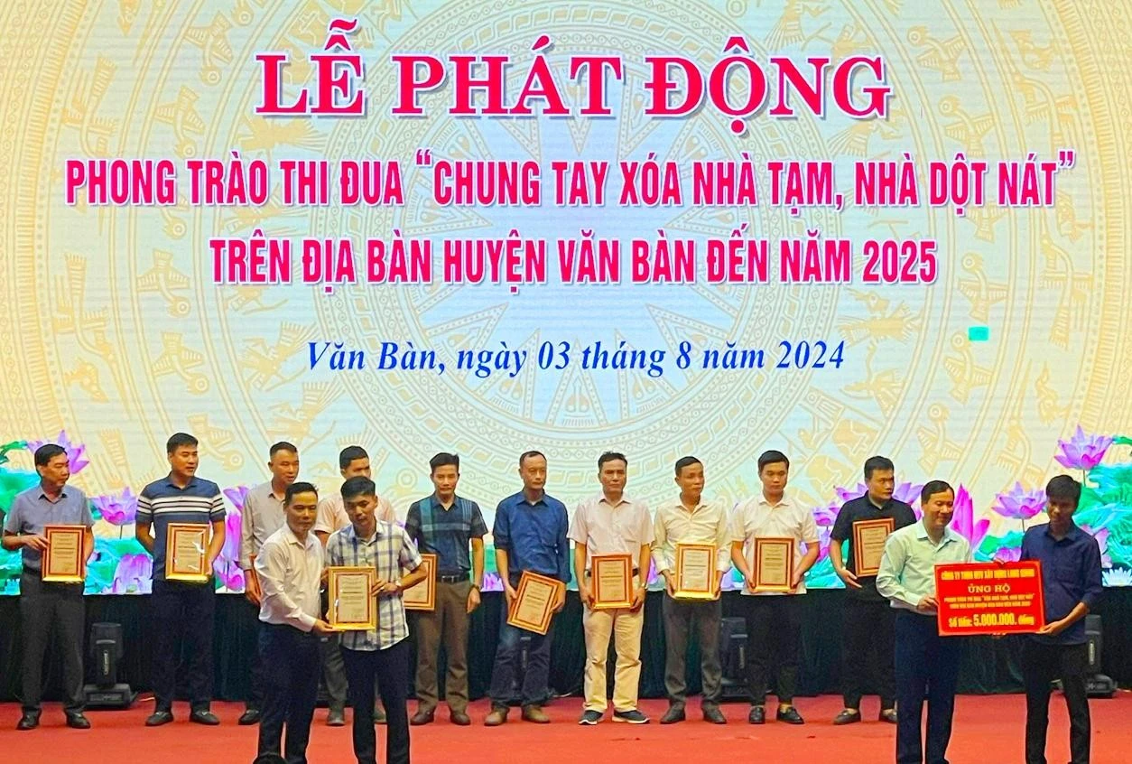 tiep-nhan-ung-ho-va-trao-giay-chung-nhan-ung-ho-kinh-phi-xoa-nha-tam-nha-dot-nat.jpg