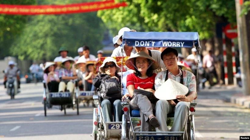 Du khách tham quan phố cổ bằng xe xích lô. Du khách tham quan phố cổ bằng xe xích lô.