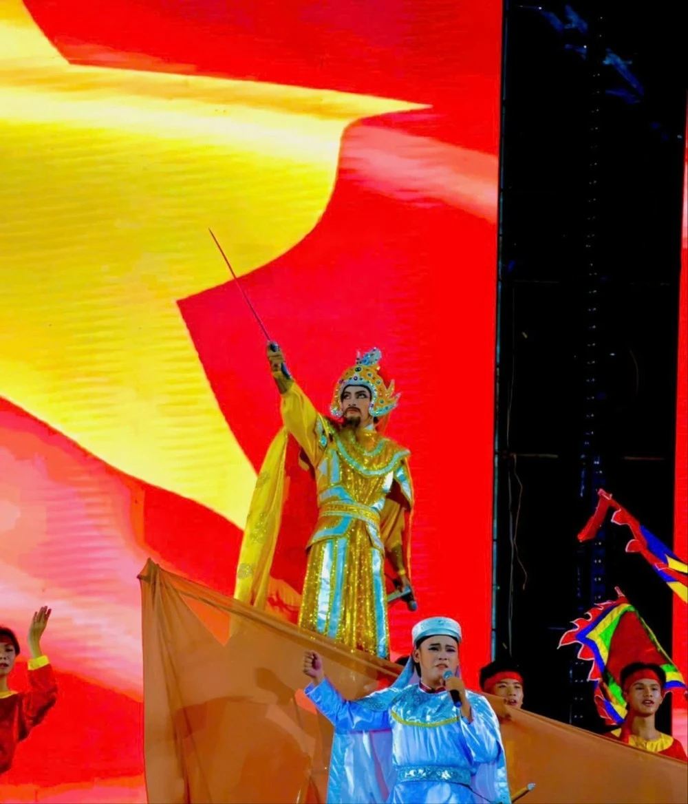 Bạn Nguyễn Kim Hiếu (áo vàng) tái hiện hình ảnh chiến thắng Bạch Đằng lừng lẫy. Ảnh:NVCC