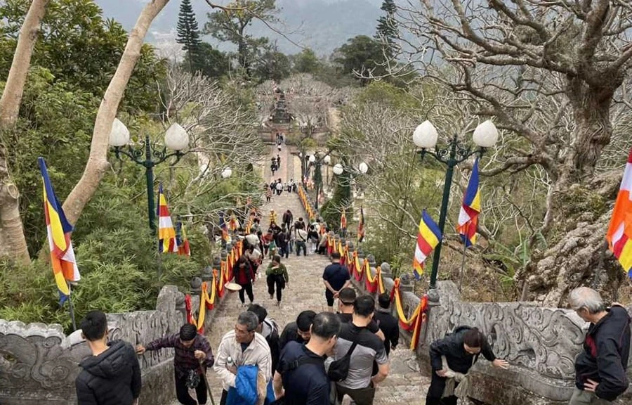 Du khách trẩy hội Yên Tử (tỉnh Quảng Ninh) năm 2025.