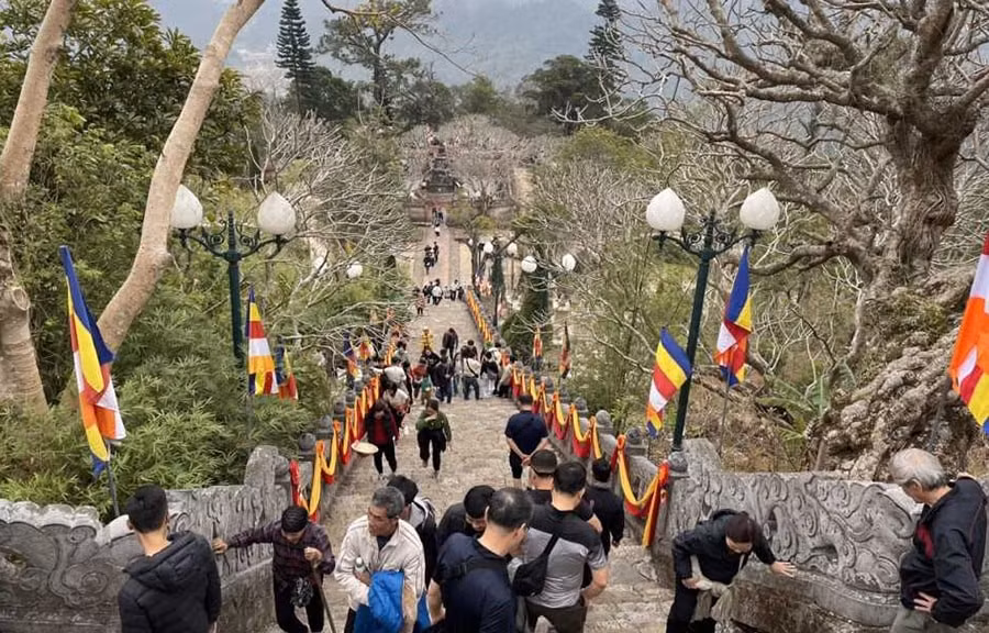 Du khách trẩy hội Yên Tử (tỉnh Quảng Ninh) năm 2025.