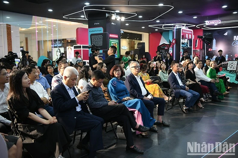 Đại diện các tỉnh, thành phố, các chuyên gia văn hóa tham dự sự kiện.