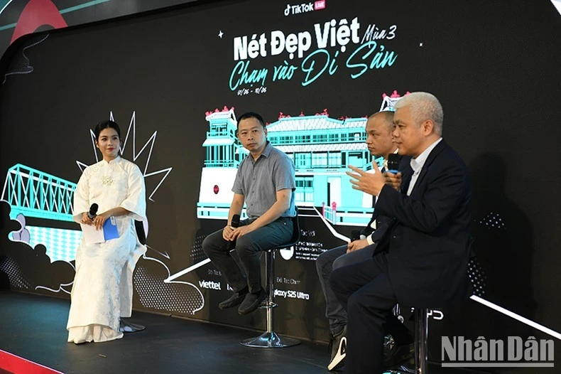 Các khách mời thảo luận, chia sẻ tại Tọa đàm “Du lịch bền vững cùng giá trị di sản Việt”.