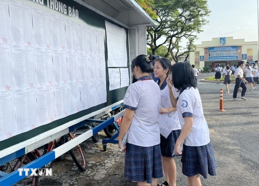 Thí sinh tại điểm thi Trường THCS Lê Quý Đôn (thành phố Thủ Đức) xem thông tin phòng thi năm 2024.