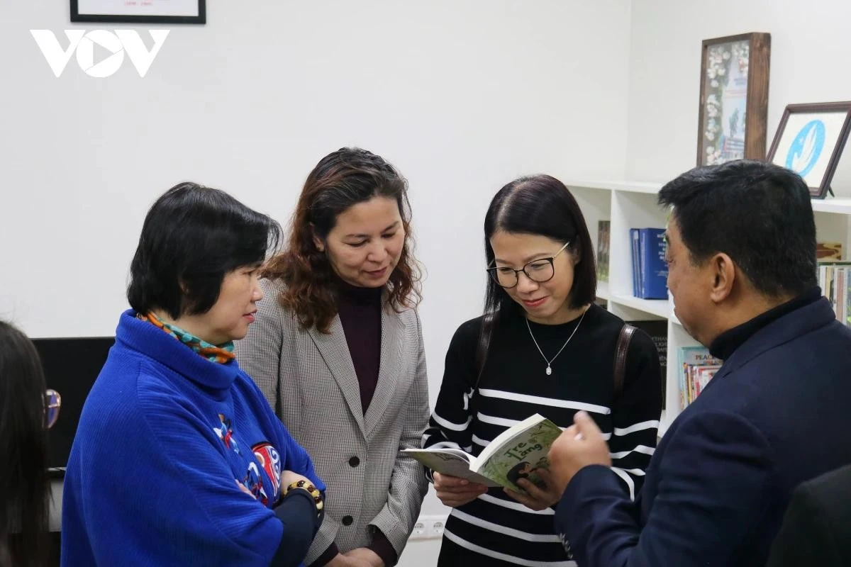 Khách mời tham quan Thư viện Thanh niên.