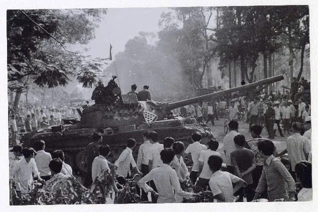 Bộ đội Sư đoàn 10 (Quân đoàn 3) đánh chiếm và truy kích địch trong sân bay Tân Sơn Nhất, tháng 4/1975 (ảnh trái). Thanh niên Sài Gòn đi theo xe tăng của Quân giải phóng tiến vào Dinh Độc Lập, ngày 30/4/1975. Ảnh: Đinh Quang Thành
