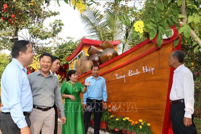 Tại Tương Bình Hiệp xây dựng một chuỗi cụm sản phẩm của làng nghề 300 năm gắn với nghề truyền thống lu hũ của Làng gốm Đại Hưng. Tại Tương Bình Hiệp xây dựng một chuỗi cụm sản phẩm của làng nghề 300 năm gắn với nghề truyền thống lu hũ của Làng gốm Đại Hưng.