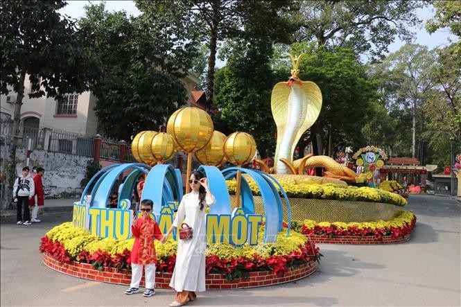 Linh vật rắn vàng "Vua rắn" đặt tại đường Quang Trung, trước trụ sở UBND TP. Thủ Dầu Một cũng thu hút sự chú ý đặc biệt. Linh vật rắn vàng "Vua rắn" đặt tại đường Quang Trung, trước trụ sở UBND TP. Thủ Dầu Một cũng thu hút sự chú ý đặc biệt.