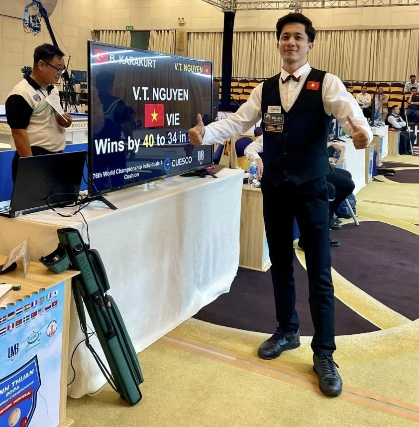 Nguyễn Văn Tài đánh bại cơ thủ hạng 16 thế giới Berkay Karakurt trong ngày mở màn giải 3 băng vô địch thế giới.