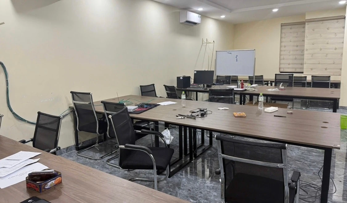 Hiện trường và tang vật thu giữ.