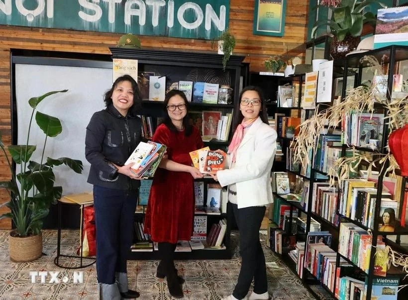 Tủ sách Việt tại một nhà hàng ở Bỉ.