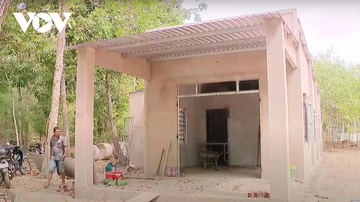 Một căn nhà của hộ nghèo đang hoàn thiện trong niềm vui và sự chờ đợi của người dân.