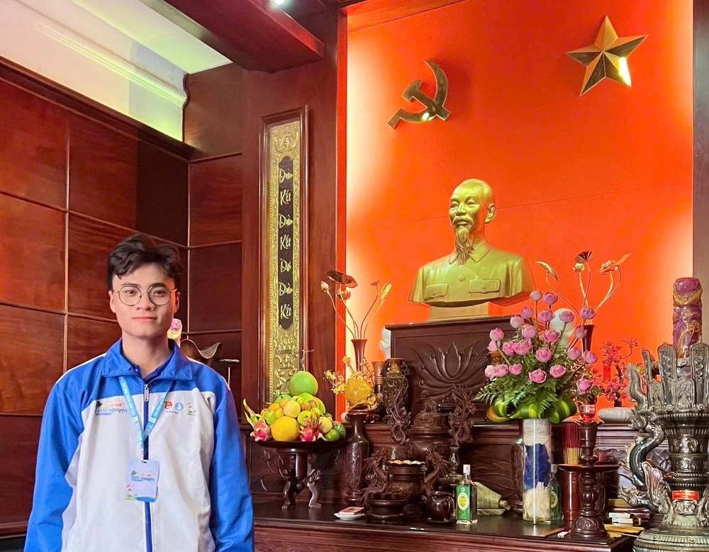 "Trong thời đại công nghệ số, hội nhập quốc tế, cách thể hiện lòng yêu nước của giới trẻ được thể hiện rất đa dạng: Nhờ vào Internet, giới trẻ có thể dễ dàng chia sẻ ý tưởng, quan điểm, và hành động của mình qua các nền tảng MXH, từ đó tạo ra các phong trào xã hội hoặc tham gia vào các hoạt động cộng đồng nhanh hơn" - anh Vũ chia sẻ. Ảnh: NVCC