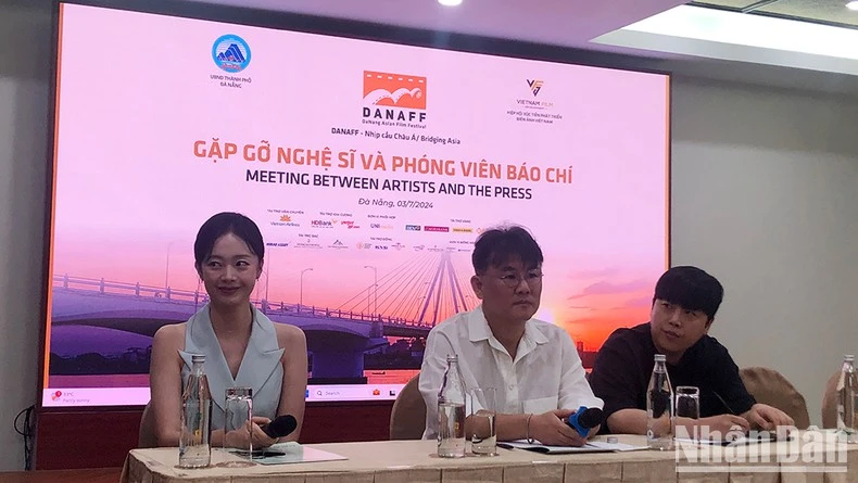 Diễn viên Jeon So Min và đoàn làm phim "Tuổi thanh xuân" (Hàn Quốc) tại Liên hoan phim châu Á Đà Nẵng 2024.