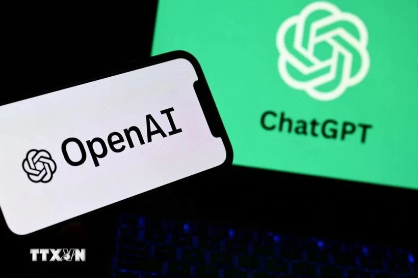 Biểu tượng của Công ty trí tuệ nhân tạo OpenAI trên màn hình điện thoại và máy tính.