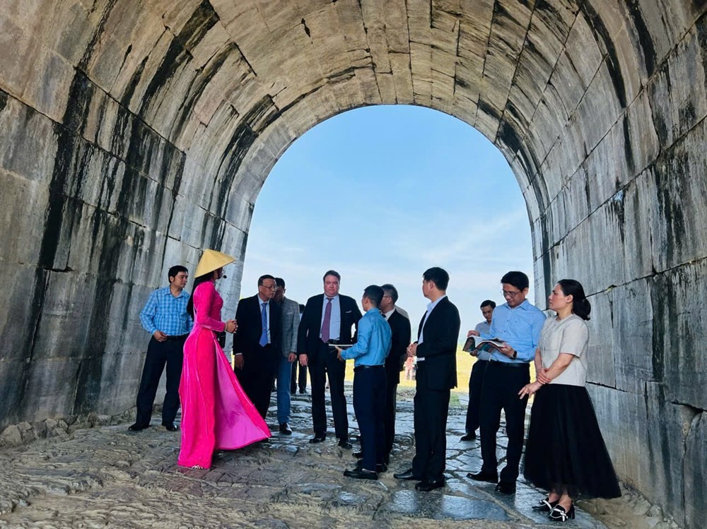 Ho Dynasty Citadel គឺជាកន្លែងលេចធ្លោក្នុងការងារស្រាវជ្រាវរបស់អ្នកប្រាជ្ញអន្តរជាតិអស់រយៈពេលជាងមួយសតវត្សមកហើយ។ រូបថត៖ ផ្តល់ដោយមជ្ឈមណ្ឌលអភិរក្សបេតិកភណ្ឌ Citadel Ho Dynasty Thành nhà Hồ là điểm nhấn trong các công trình nghiên cứu của học giả quốc tế suốt hơn một thế kỷ qua. Ảnh: Trung tâm Bảo tồn Di sản Thành nhà Hồ cung cấp