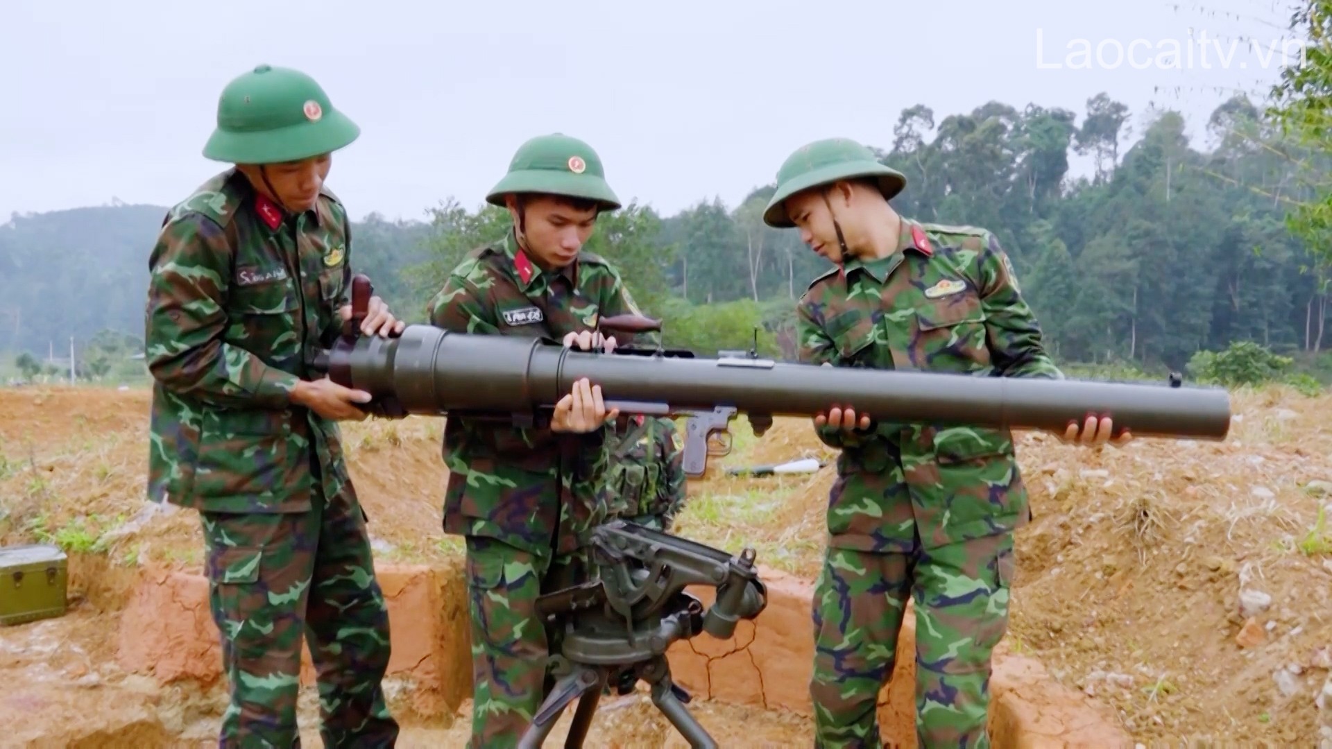 100% cán bộ, chiến sĩ quyết tâm bảo đảm vui xuân mới không quên nhiệm vụ. 100-can-bo-chien-si-quyet-tam-bao-dam-vui-xuan-moi-khong-quen-nhiem-vu.jpg