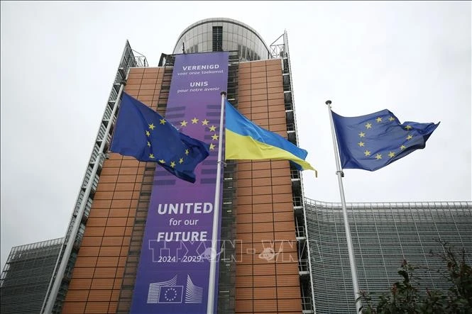 Cờ Liên minh châu Âu và cờ Ukraine tại trụ sở Ủy ban châu Âu ở Brussels, Bỉ.