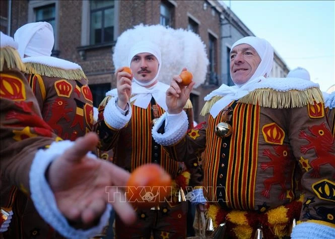 Người dân tham gia Lễ hội hóa trang Carnaval de Binche tại Binche, Bỉ, ngày 4/3/2025.