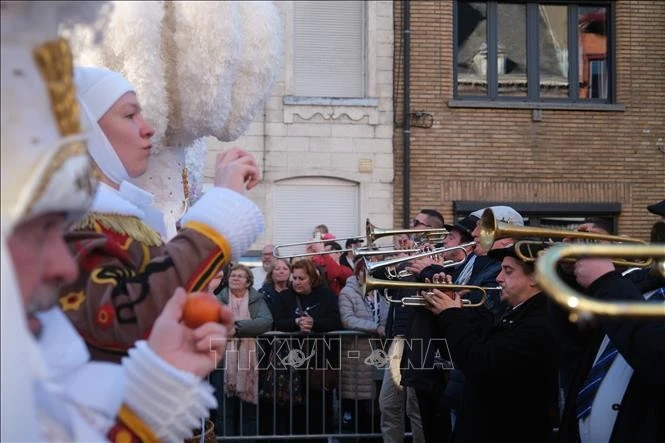 Người dân tham gia Lễ hội hóa trang Carnaval de Binche tại Binche, Bỉ, ngày 4/3/2025.