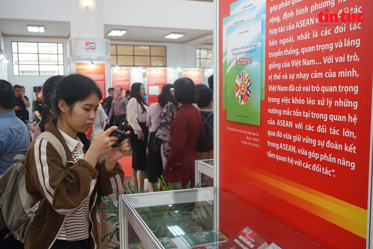 Sinh viên Ngô Hồng Nhung tranh thủ chụp lại những cuốn sách lịch sử được trưng bày tại thư viện.