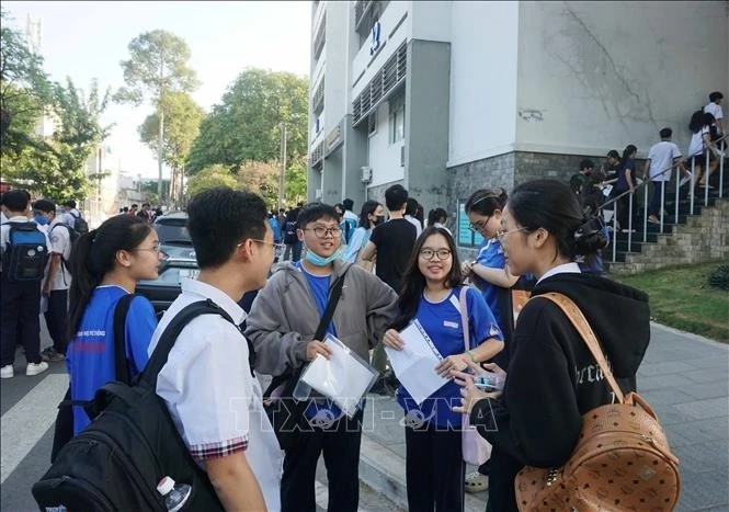 Thí sinh trước giờ dự thi kỳ thi Đánh giá năng lực Đại học Quốc gia TP Hồ Chí Minh đợt 1, sáng 30/3/2025.